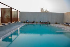 una piscina con acqua blu in un edificio di Al Faya Retreat by Sharjah Collection a Sharjah