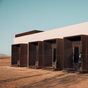 Un edificio in mezzo al deserto di Al Faya Retreat by Sharjah Collection a Sharjah