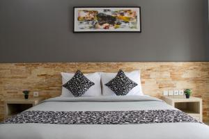 Una cama o camas en una habitación de D Sarian Seminyak