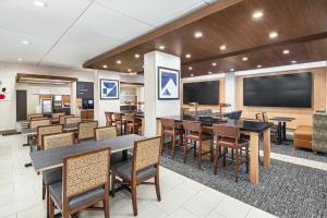 Holiday Inn Express Richmond - Midtown, an IHG Hotel的休息区