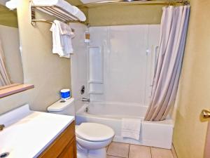 Un baño de Americas Best Value Inn & Suites Anchorage Airport