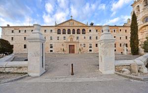 La Vid y BarriosHospedería Monasterio de La Vid的前面有两根柱子的大建筑