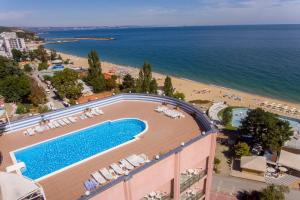 Basen w obiekcie Hotel Lilia lub w pobliżu