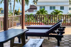 Un balcón o terraza en Palm Beach Resort