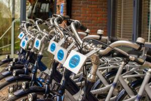 een rij fietsen geparkeerd naast een gebouw bij Grand Hotel Amstelveen in Amstelveen