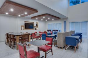 Uma TV ou centro de entretenimento em Holiday Inn Express Hotel & Suites Fort Lauderdale Airport/Cruise Port, an IHG Hotel