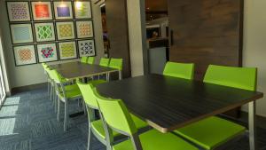 Uma área de estar em Holiday Inn Express & Suites Miami Airport East, an IHG Hotel