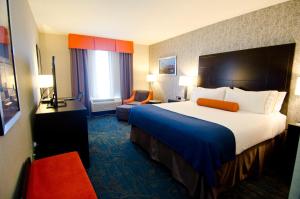 Holiday Inn Express Hotel & Suites Knoxville, an IHG Hotel 객실 침대