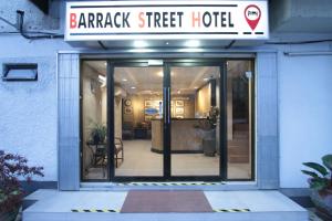 Certifikat, nagrada, logo ili neki drugi dokument izložen u objektu Barrack Street Hotel