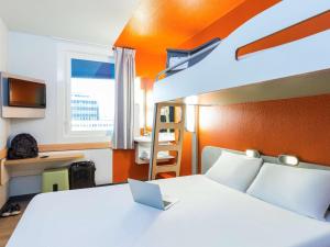 ibis budget Paris Porte De Montmartre tesisinde bir odada yatak veya yataklar