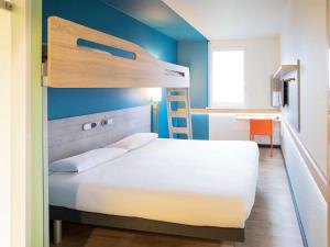 Uma cama ou camas num quarto em ibis budget Genève Aéroport