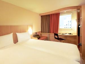 A bed or beds in a room at Hotel ibis Lisboa Jose Malhoa