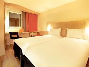 A bed or beds in a room at Hotel ibis Lisboa Jose Malhoa