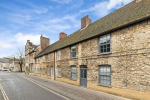 ウッドストックにあるOxfordshire Living - The Bowler Hat Cottage - Woodstockの古石造りの空き道