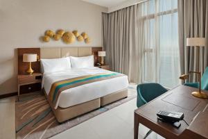 Posteľ alebo postele v izbe v ubytovaní Holiday Inn Dubai Al-Maktoum Airport, an IHG Hotel