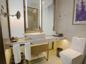 Un baño de Lavande Hotels·Foshan Bijiang Light Rail Country Garden Headquarters