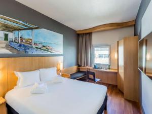 Кровать или кровати в номере Hotel Ibis Lisboa Parque das Nações