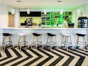 Majoituspaikan ibis Styles London Heathrow Airport baari tai lounge-tila