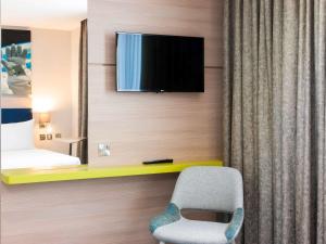 TV tai viihdekeskus majoituspaikassa ibis Styles London Heathrow Airport