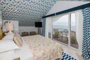 1 Schlafzimmer mit einem Bett und einem Balkon mit Meerblick in der Unterkunft The Albatroz Hotel in Cascais