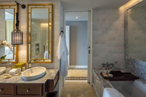 La salle de bains est pourvue d'un lavabo et d'une baignoire. dans l'établissement Mia Saigon – Luxury Boutique Hotel, à Hô-Chi-Minh-Ville