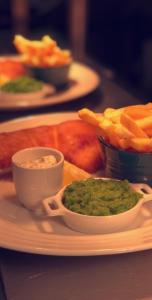 een bord met guacamole en frietjes bij A Park View Hotel in Wolverhampton