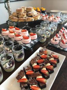 een tafel met veel verschillende soorten desserts bij A Park View Hotel in Wolverhampton