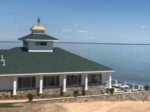 ein Leuchtturm auf einem Gebäude neben dem Wasser in der Unterkunft Breakers Resort - Lakeside in Saint Ignace