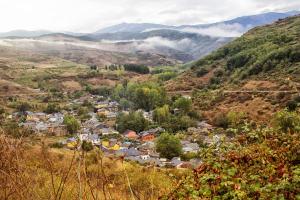 San Esteban de Valdueza锡伦西奥山谷酒店的山 ⁇ 中的小镇