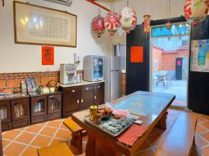 Kitchen o kitchenette sa 嚨口秘境古厝民宿Longkou Mysterious Resort