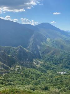 San Esteban de Valdueza锡伦西奥山谷酒店的享有远处的山景