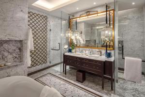 La salle de bains est pourvue d'un lavabo et d'un miroir. dans l'établissement Mia Saigon – Luxury Boutique Hotel, à Hô-Chi-Minh-Ville