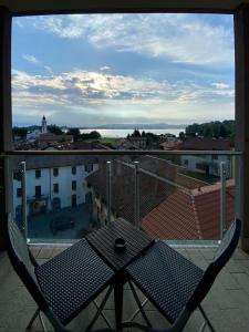 einen Balkon mit einem Tisch und Stadtblick in der Unterkunft Hotel La Locanda in Cadrezzate