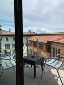 eine Terrasse mit einem Tisch und Stühlen auf dem Balkon in der Unterkunft Hotel La Locanda in Cadrezzate