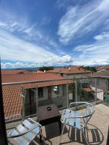 einen Balkon mit 2 Stühlen und einem Tisch auf dem Dach in der Unterkunft Hotel La Locanda in Cadrezzate