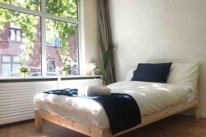 Lova arba lovos apgyvendinimo įstaigoje New Cozy Room with Private Bathroom Delft City P-room 1