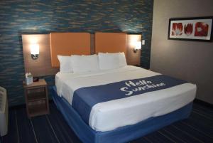 een groot bed in een hotelkamer met een kingsize bed bij Days Inn by Wyndham Wayne in Wayne