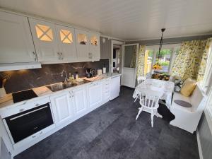 A kitchen or kitchenette at Solheim Overnatting