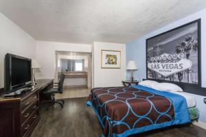 Cama ou camas em um quarto em Super 8 by Wyndham Las Vegas North Strip/Fremont St. Area