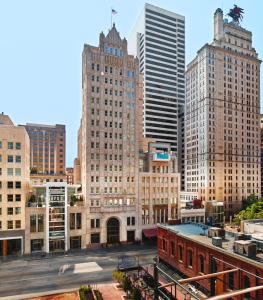 uitzicht op een stad met vele hoge gebouwen bij The Joule in Dallas