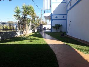 una pasarela frente a una casa con patio en Panorama Hotel, en Ammoudia