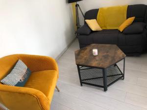 - un salon avec deux chaises et une table basse dans l'établissement L IMPREVU, à Chartres