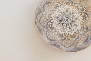 a plate with a mandala pattern on it at Chalet a 150m de la playa y piscina privada in Cala'n Bosch