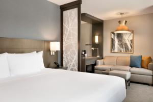 een hotelkamer met een bed en een bank bij Hyatt Place Fort Lee/George Washington Bridge in Fort Lee