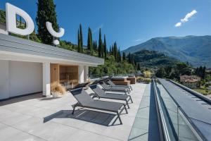 een rij ligstoelen op een gebouw bij HOODY ACTIVE & HAPPINESS HOTEL in Arco