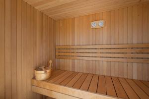 een sauna met twee emmers en een klok erin bij HOODY ACTIVE & HAPPINESS HOTEL in Arco