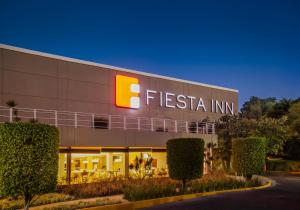 a fiesta inn sign on the side of a building at Fiesta Inn Aeropuerto CD Mexico in Mexico City