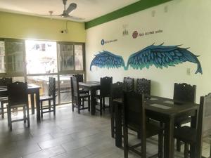 a dining room with tables and chairs in a restaurant at HOTEL LOS PINOS CENTRO in Tuxtla Gutiérrez