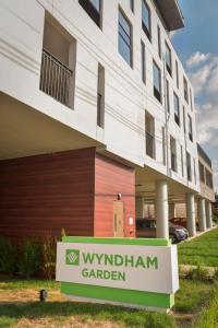 een gebouw met een bord ervoor bij Wyndham Garden North Bergen - Secaucus in North Bergen