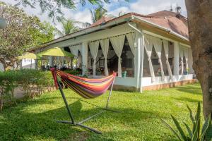 uma rede na relva em frente a um edifício em Villa Ameera Malindi em Melinde